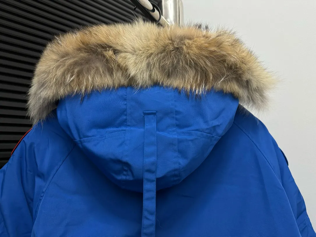 P780 [Canada goose] 01 Exdition Parka Down Jacket for Couples. Genuine original version. You need to compare with the genuine product at any time. All accessories are custom-made from the original factory. 💯The softness and hardness of the fabric is compared with the original one. It can be restored by kneading at will (fabric misunderstanding: fabrics with high hardness are not waterproof. Only those who buy the latest authentic version this year will notice the softness and comfort of the fabric) 💯The down is synchronized with the genuine white duck down, fluffy and not lumpy. Electronically controlled velvet filling machine 💯Customized zippers with genuine YKK military-grade copper core zipper pullers, high hardness and no jamming 💯The fur collar is purchased from Western Canada coyote skin original customization 💯All workmanship and wiring are controlled by workers with more than ten years of service. They must be horizontal and vertical, and are not crooked. The inner wiring density is more sophisticated. Feel free to compare 💯label, collar label, washed label, hangtag, zipper rope, pocket label Back label, collar velvet, Velcro fasteners, cuffs, all details are updated simultaneously with the original product. The best version, the most complete colors, battle all kinds of worldly goods, sizes: XS-XXL